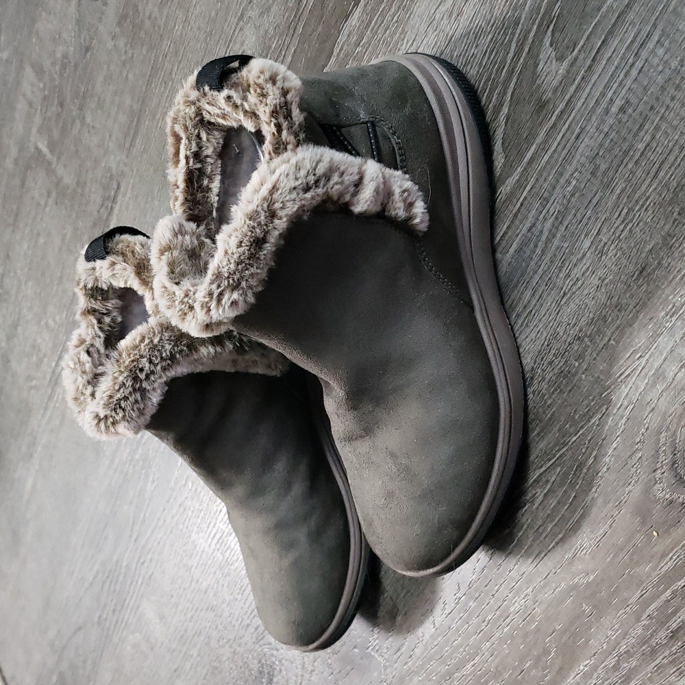 Clarks Breeze Fur Cloudsteppers in a Gray Green Color Sz 8W